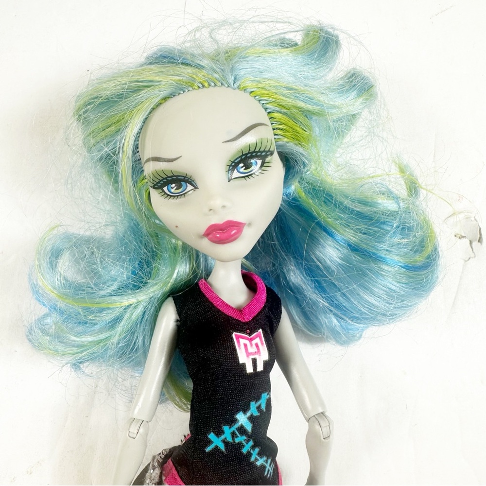 Monster High Doll 2008 Ghoulia Yelps Blue Hair Black Outfit